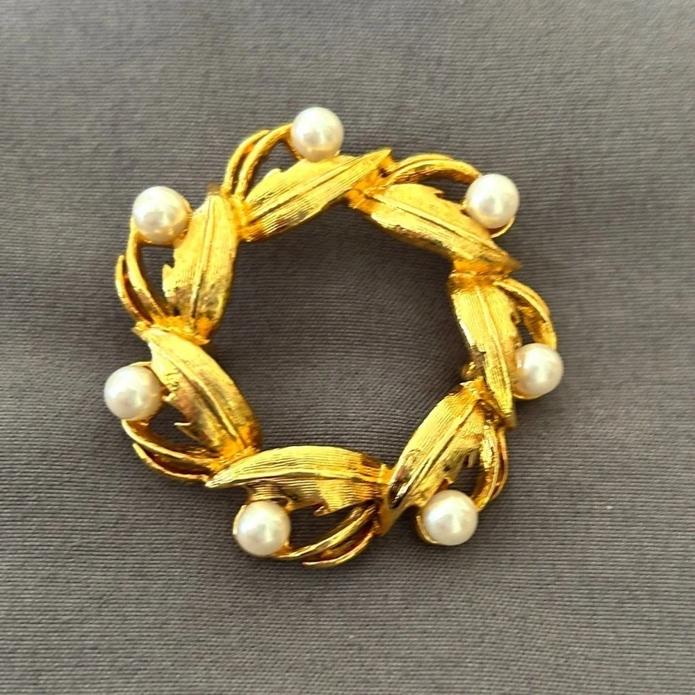 Vintage Napier Faux Pearl Wreath Brooch Goldtone Leaf Pin Classic 80s 90s